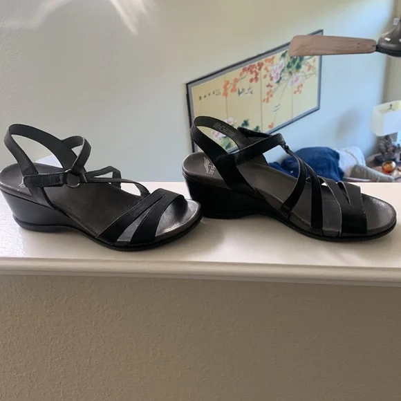 Dansko Women's Black Strappy Sandals. Excellent condition! - Picture 4 of 7